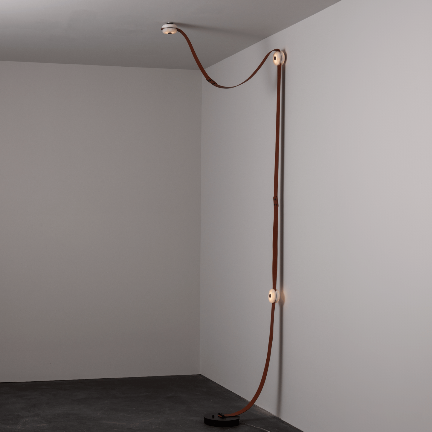 Snaps LED Floor-to-Ceiling Lamp