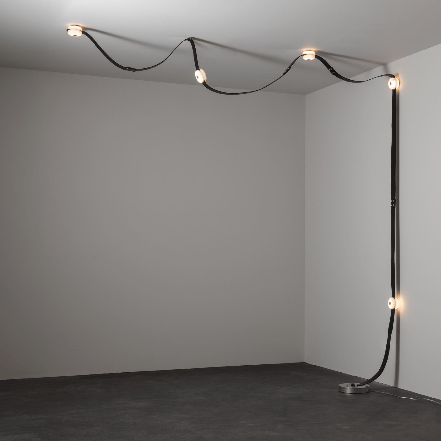 Snaps LED Floor-to-Ceiling Lamp